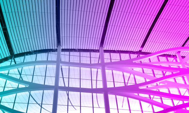 工业建筑吊顶上的彩灯和通风系统。展览大厅。吊顶工厂施工。图片下载