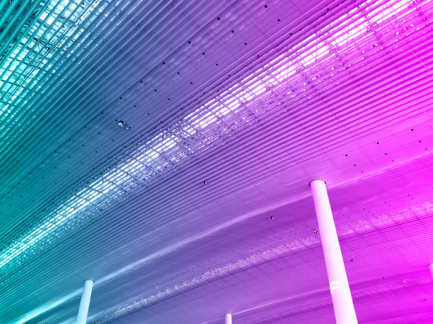 工业建筑吊顶上的彩灯和通风系统。展览大厅。吊顶工厂施工。图片下载