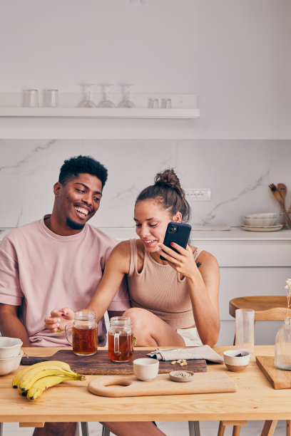 年轻夫妇使用智能手机图片下载