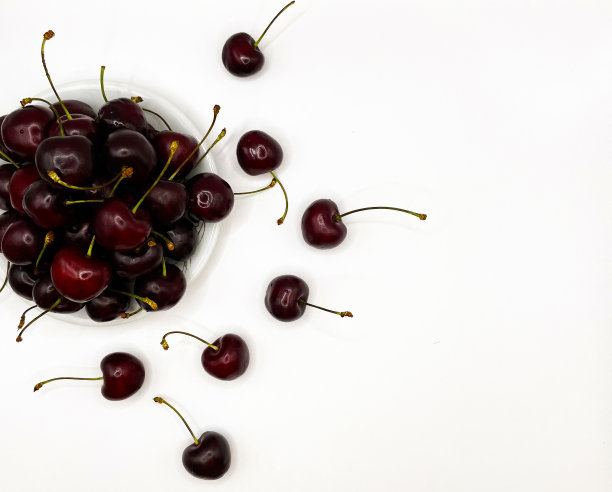 新鲜的红樱桃水果在盘子上的白色背景的特写。高质量照片图片下载