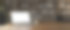 在舒适的阅读室或家庭办公室里，笔记本电脑模型放在木桌上的特写照片。图片下载