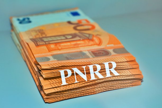 纸钞堆的文字与PNRR概念在意大利的金融帮助图片下载