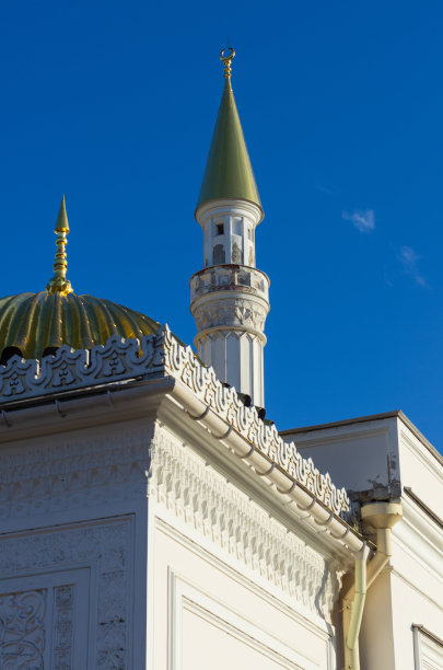 尖塔和带尖顶的金色圆顶的垂直照片图片下载