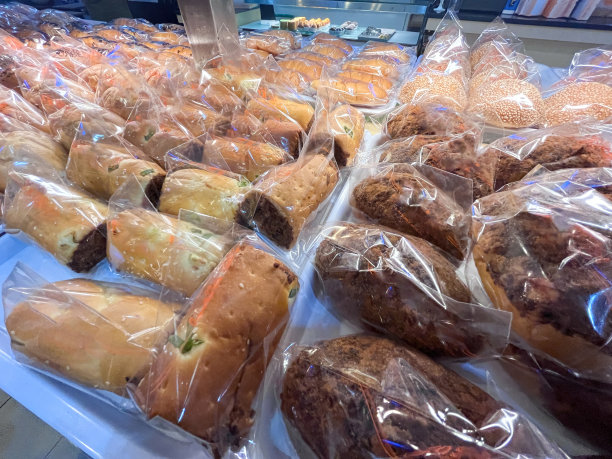面包。美味的面包在亚洲面包店。面包店货架上不同种类的面包。图片下载