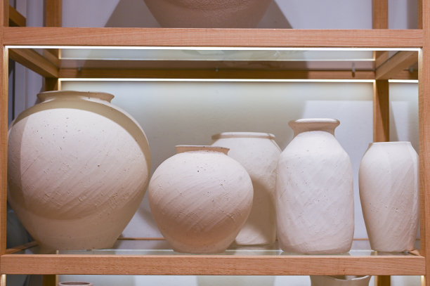 架子上有大小不一的米色花瓶图片下载