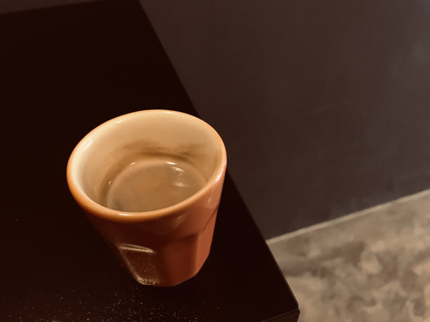 一杯咖啡。喝咖啡。咖啡休息。绿色的杯子。一杯咖啡在机器里。木背景上的一杯咖啡。台球桌上的一杯咖啡图片下载