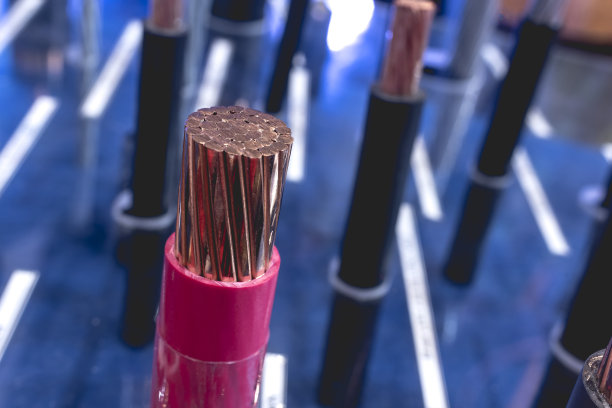 各种规格和厚度的铜电缆在硬件上展示。图片下载