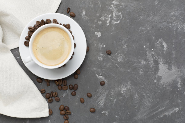 混凝土背景上的一杯咖啡，俯视图图片下载