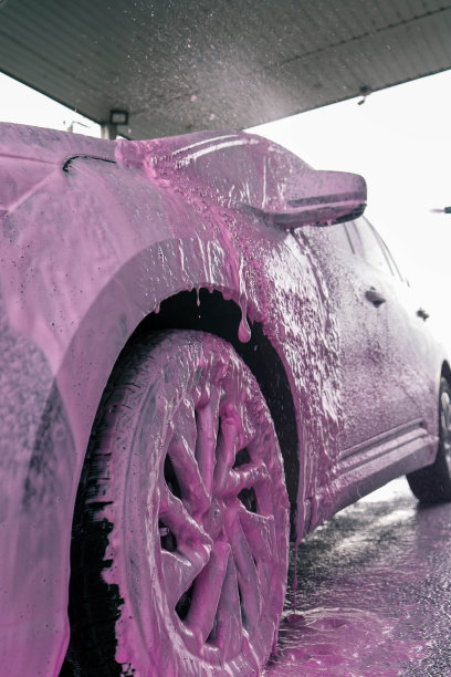 用粉色泡沫洗车，广告图片下载