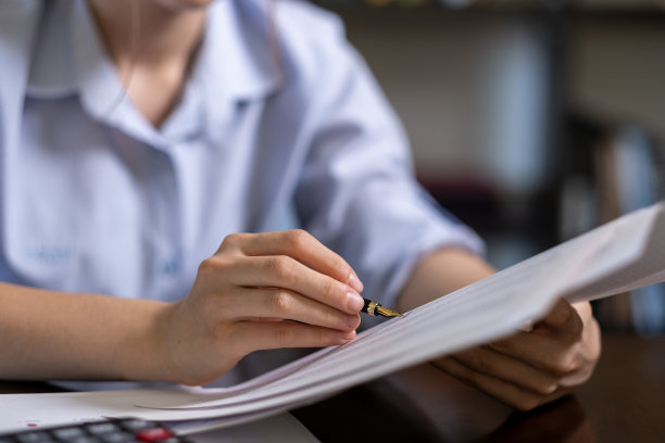 不知名的女人在检查纸上的数据图片下载