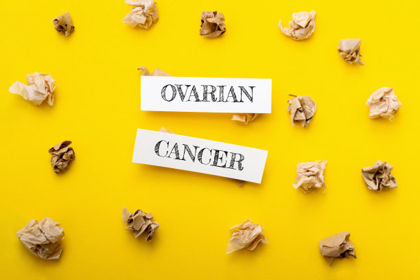 黄色背景和两张写着卵巢癌的纸图片下载