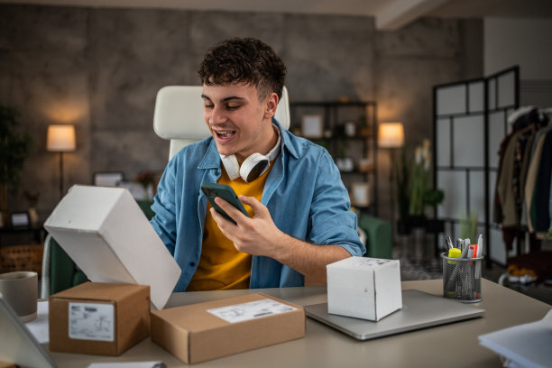 男性消费者收包购物，快捷的网购理念图片下载