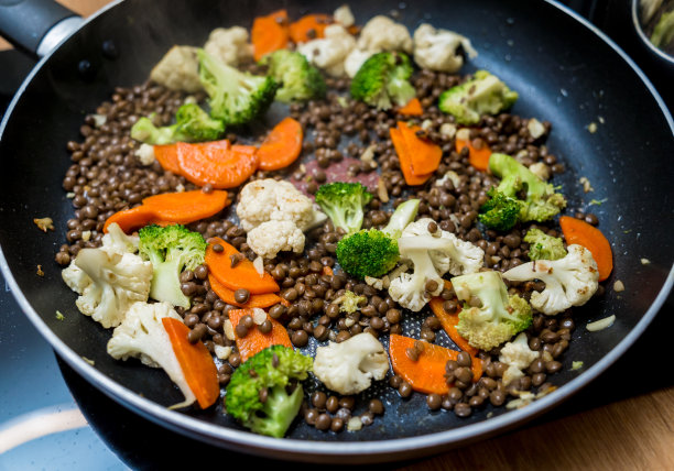 厨师在厨房准备日本荞麦面食与扁豆图片下载