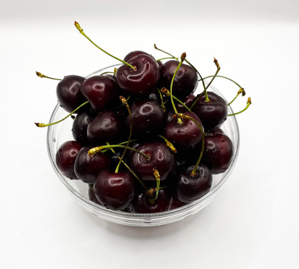 新鲜的红樱桃水果在盘子上的白色背景的特写。高质量照片图片下载