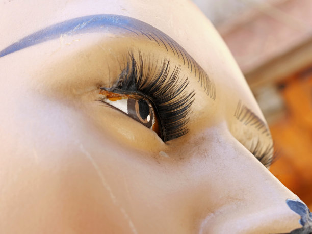 一个女模特在精品店的肖像图片下载