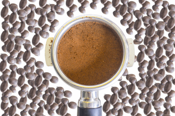 从白色背景中分离出咖啡粉或咖啡粉的门式过滤器图片下载