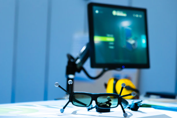 蓝色背景的3D眼镜、耳机和电脑。使用虚拟现实的3D训练模拟器。3D现实在教育中的应用。新的学习技术。图片下载