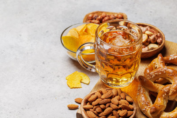 各式各样的啤酒摊:各种各样的点心选择图片下载