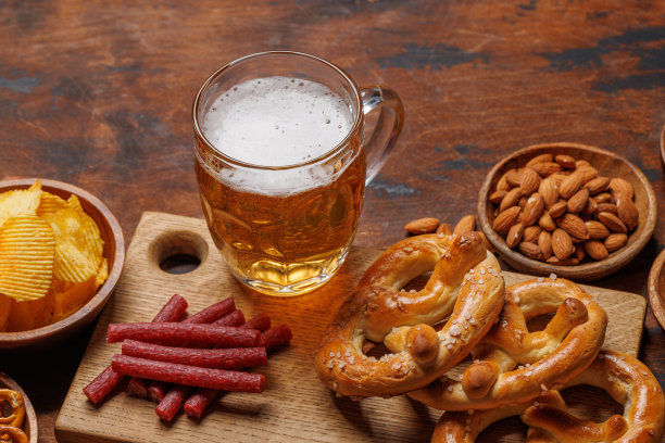 各式各样的啤酒摊:各种各样的点心选择图片下载