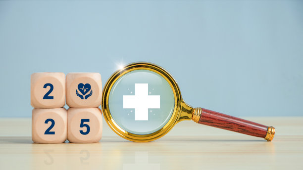 2025年快乐健康目标，医疗保健优先理念。木制立方体与文字2025和放大镜与医疗图标。健康保险理念，新年决心目标。图片下载