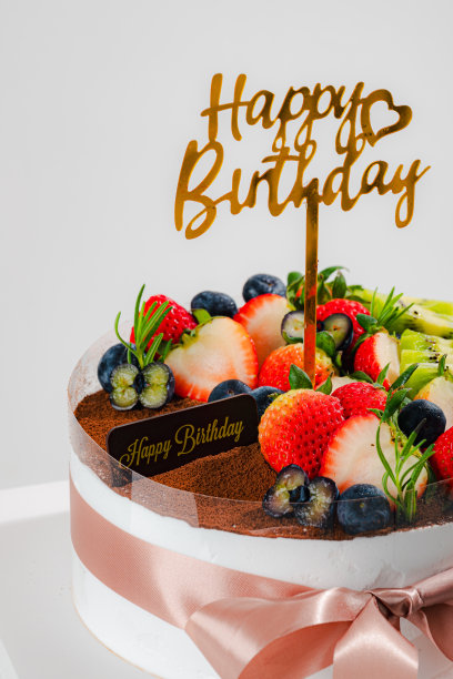 美味的生日蛋糕与草莓，水果和蜡烛轻背景。全景封面或横幅概念。图片下载