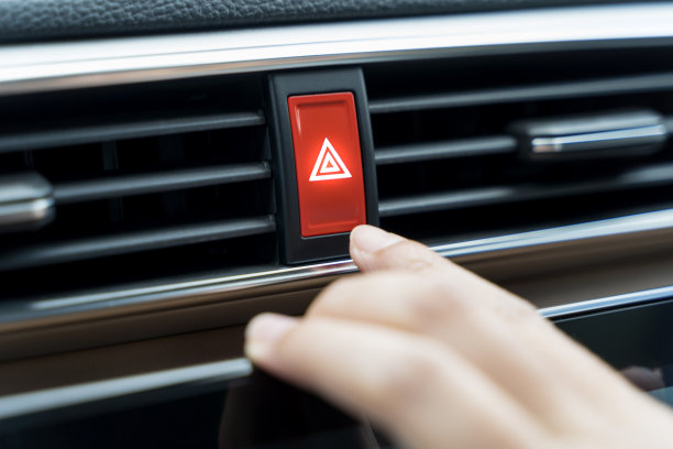 手指按车内紧急红灯按钮。图片下载