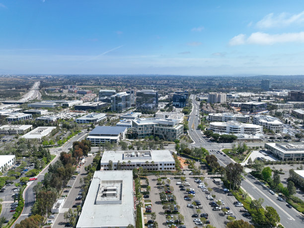 商业园区鸟瞰图与综合设施服务大楼图片下载