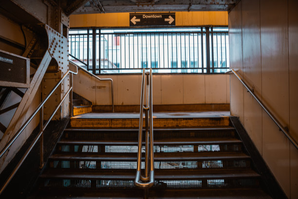 美国纽约地铁曼哈顿上西区第125地铁站的楼梯-库存照片图片下载