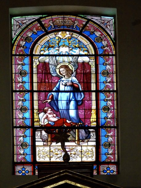 17世纪的圣母柱大教堂(basílica de nuestra señora del pilar)内的一系列彩色玻璃窗描绘了圣母和孩子图片下载