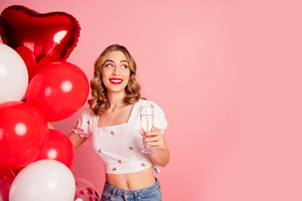 照片肖像可爱的女人气球香槟看空空间穿着时尚的白色服装发型孤立在粉红色的背景图片下载