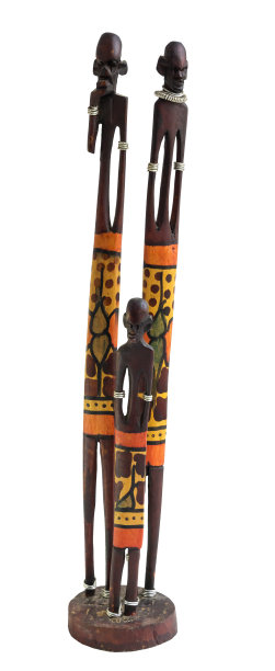 穿着传统服装的肯尼亚马赛族的一个家庭。手工雕刻的木雕。孤立在白色背景上。图片下载