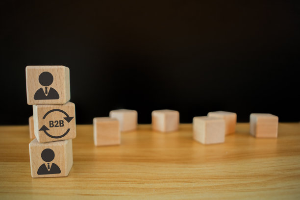 木制立方体与图标的字母B2B。B2B，企业对企业营销的标志。商业和B2B概念。木制立方体桌子背景。图片下载