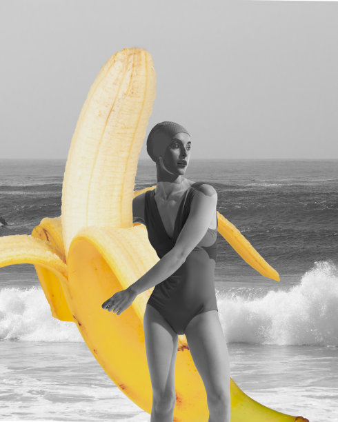 单色图像，年轻女子穿着泳装和帽子站在黄色香蕉在海洋背景。热带旅游。当代艺术拼贴图片下载