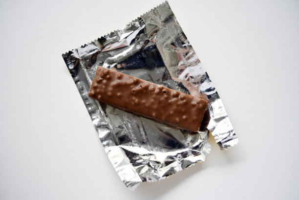 一个包装好的甜巧克力棒。华夫巧克力棒。图片下载