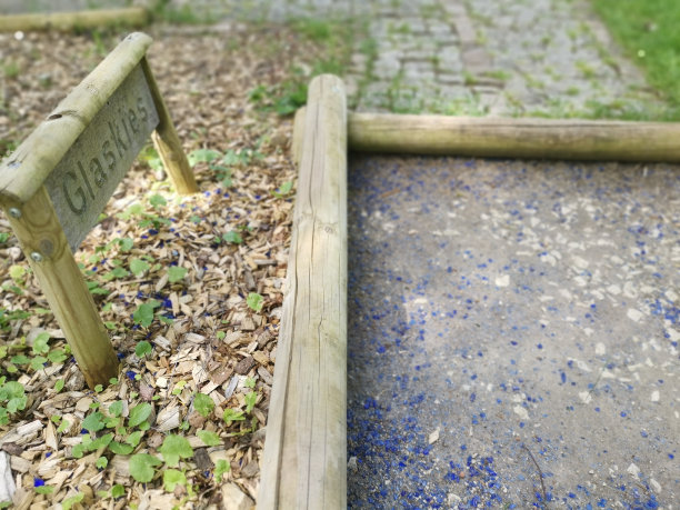 玻璃砾石作为木质标志上的文字和赤脚小径的基材图片下载