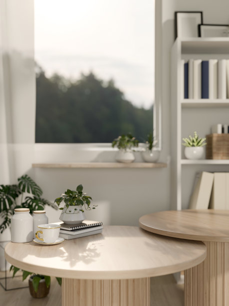 在一个极简主义的白色房间里，一张圆木桌上放着咖啡杯、书籍和装饰植物。图片下载