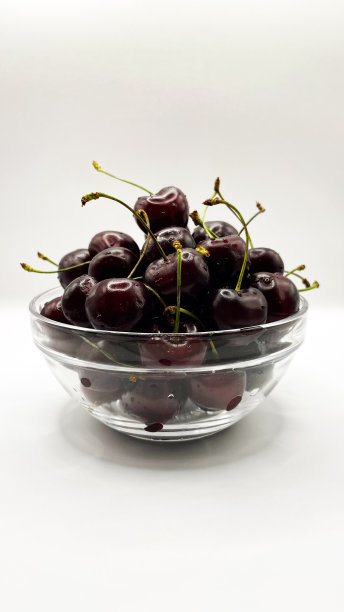 新鲜的红樱桃水果在盘子上的白色背景的特写。高质量照片图片下载