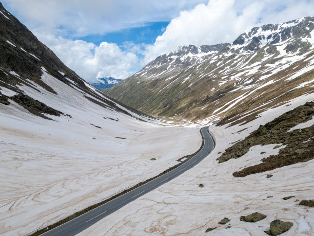 奥地利的Timmelsjoch山口在春天下雪图片下载
