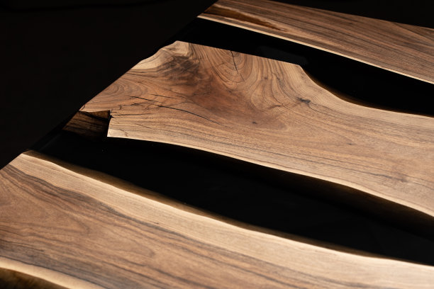 桌子被环氧树脂和清漆覆盖。豪华优质木材加工。深色背景的木桌。商业计划书概念。图片下载