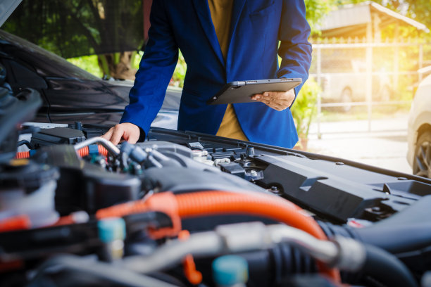 西装革履的商人与汽车保险代理人讨论索赔。审查汽车损坏并完成索赔表格申请，导航汽车保险索赔流程以获得全面的覆盖范围。图片下载