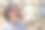 黑发女人坐在那里打电话。图片下载
