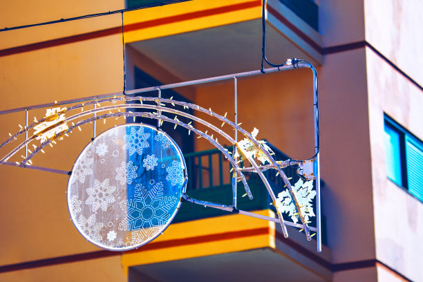 阳台上挂着雪花般的圣诞装饰图片下载