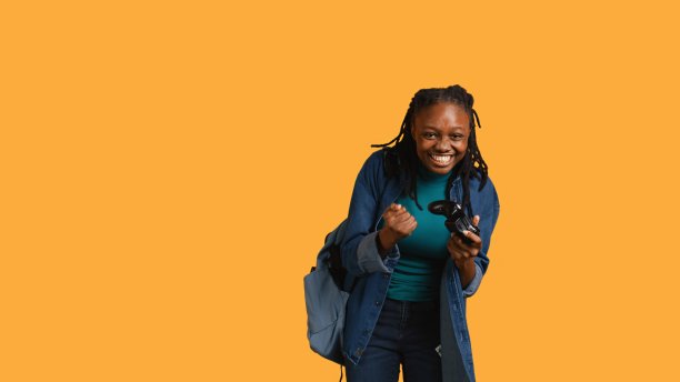 在视频游戏中获胜后兴奋的女人，工作室背景图片下载