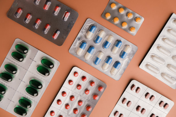 各种吸塑包装药片的集合，以保健、医药或药品为坚实的背景。图片下载