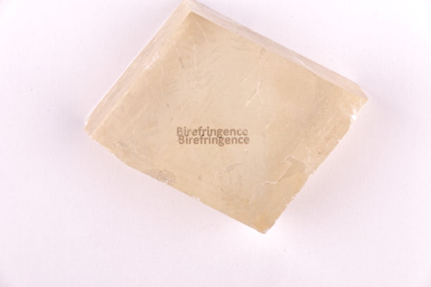 光学双折射演示使用文本使用天然双晶石/方解石晶体图片下载