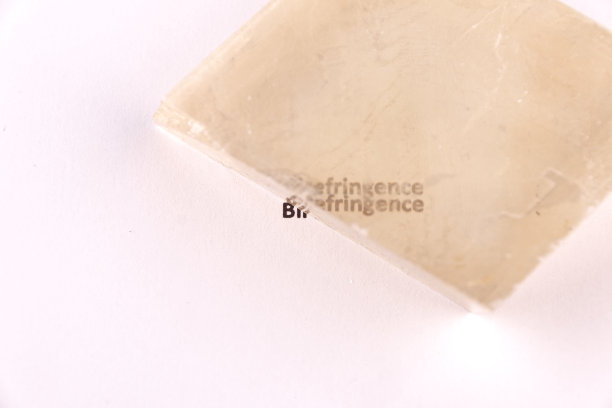 光学双折射演示使用文本使用天然双晶石/方解石晶体图片下载