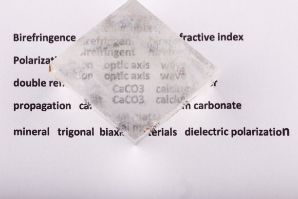 光学双折射演示使用文本使用天然双晶石/方解石晶体图片下载