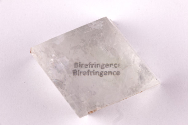 光学双折射演示使用文本使用天然双晶石/方解石晶体图片下载