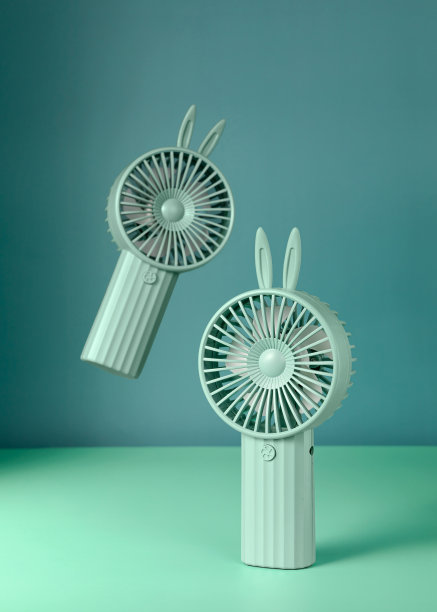 时尚的兔耳绿色便携式风扇渐变蓝色背景图片下载