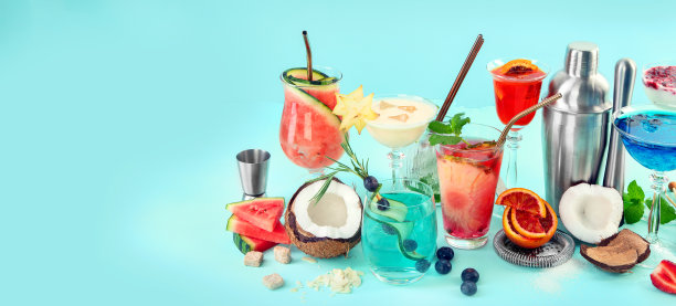 蓝色背景的夏日多彩鸡尾酒。新鲜可口的热带饮料图片下载